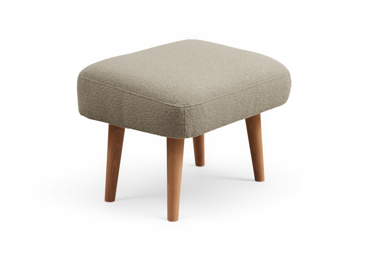 Beige fodskammel/ottoman med stofbetræk og træben, frilagt produktfoto i skrå vinkel.