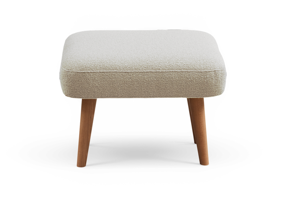 Rektangulær beige fodskammel i bouclé med kegleformede træben.