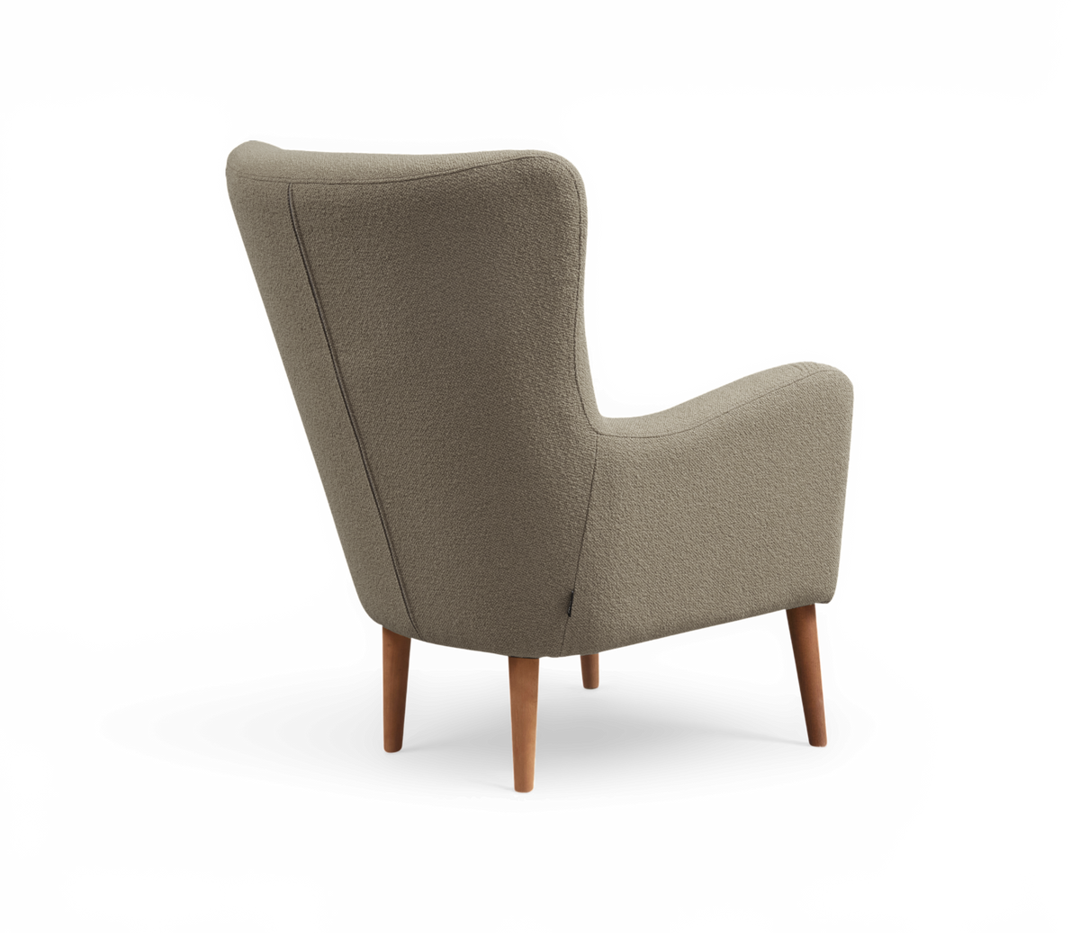 Beige lænestol i bouclé med træben, set skråt bagfra på frilagt baggrund.