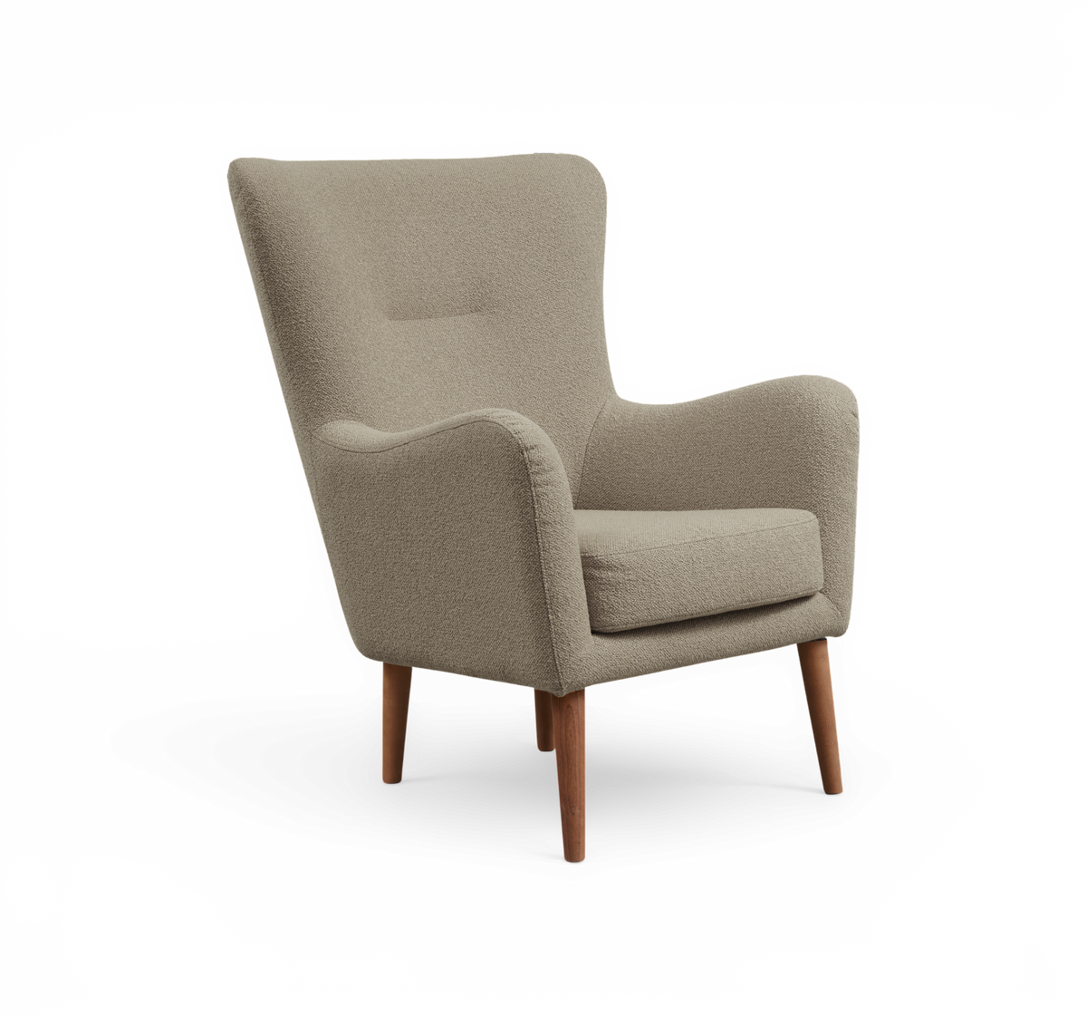 Beige lænestol i boucléstof med afrundede armlæn og koniske træben, set i trekvart vinkel.