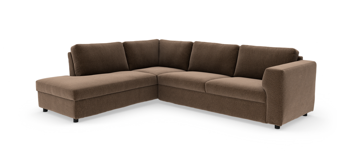 Brun L‑formet hjørnesofa med venstre chaiselong, fritlagt mod hvid studiobaggrund.