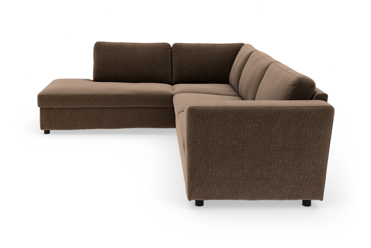 Brun L‑sofa i stof med chaiselong, moderne design, frilagt på hvid baggrund.