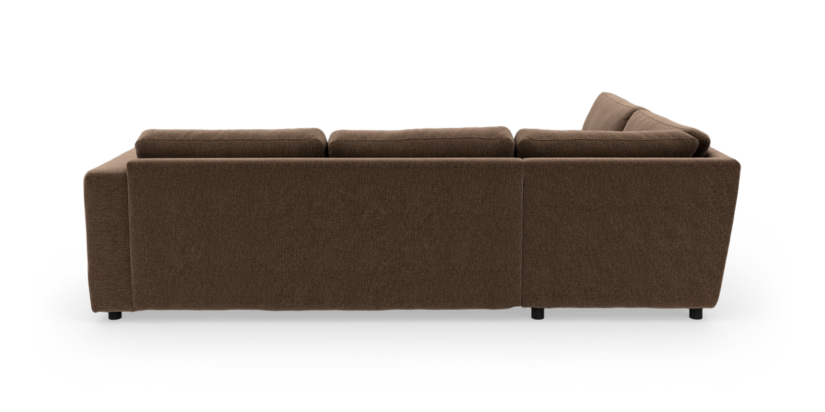 Brun modulsofa i stof set bagfra med tre ryghynder og chaiselongdel til højre.