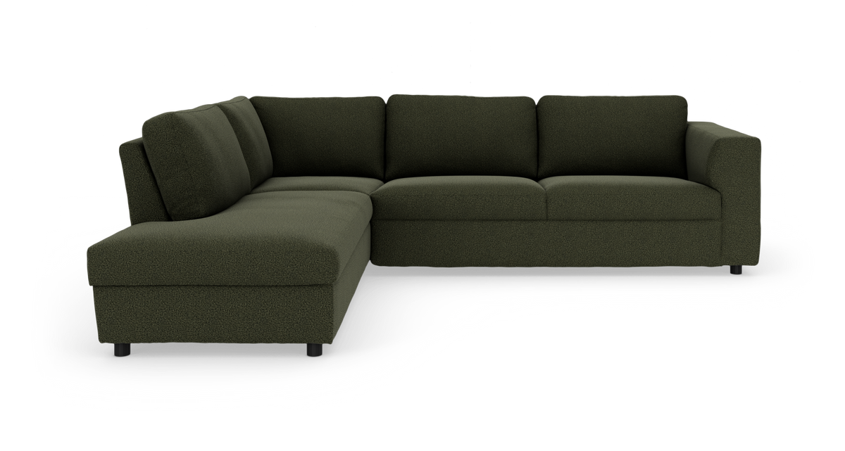 Mørkegrøn L‑formet hjørnesofa med venstre chaiselong i moderne stil, frilagt på hvid baggrund.