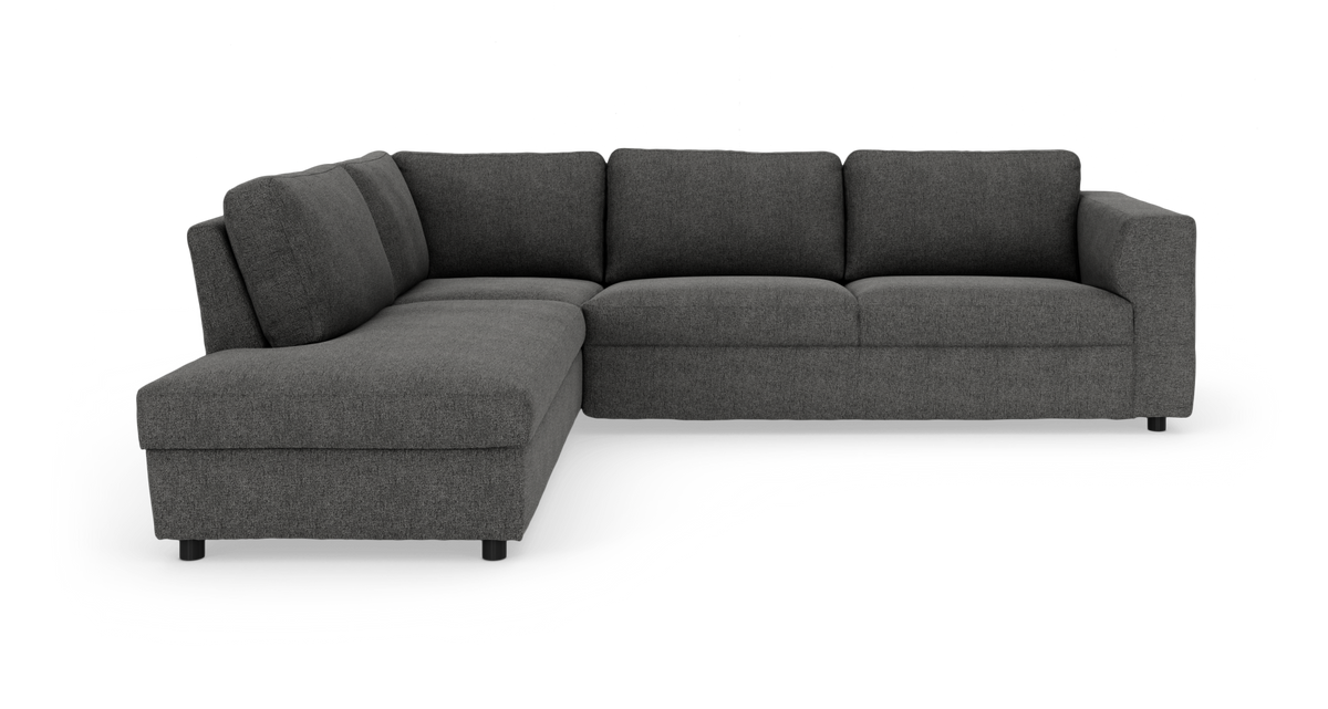 Mørkegrå hjørnesofa med venstrevendt chaiselong, bløde sædehynder og brede armlæn på hvid studiebaggrund.