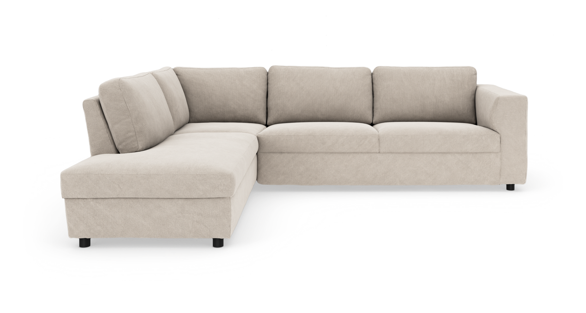 L-formet beige hjørnesofa med venstre chaiselong i stof, fritlagt produktbillede.