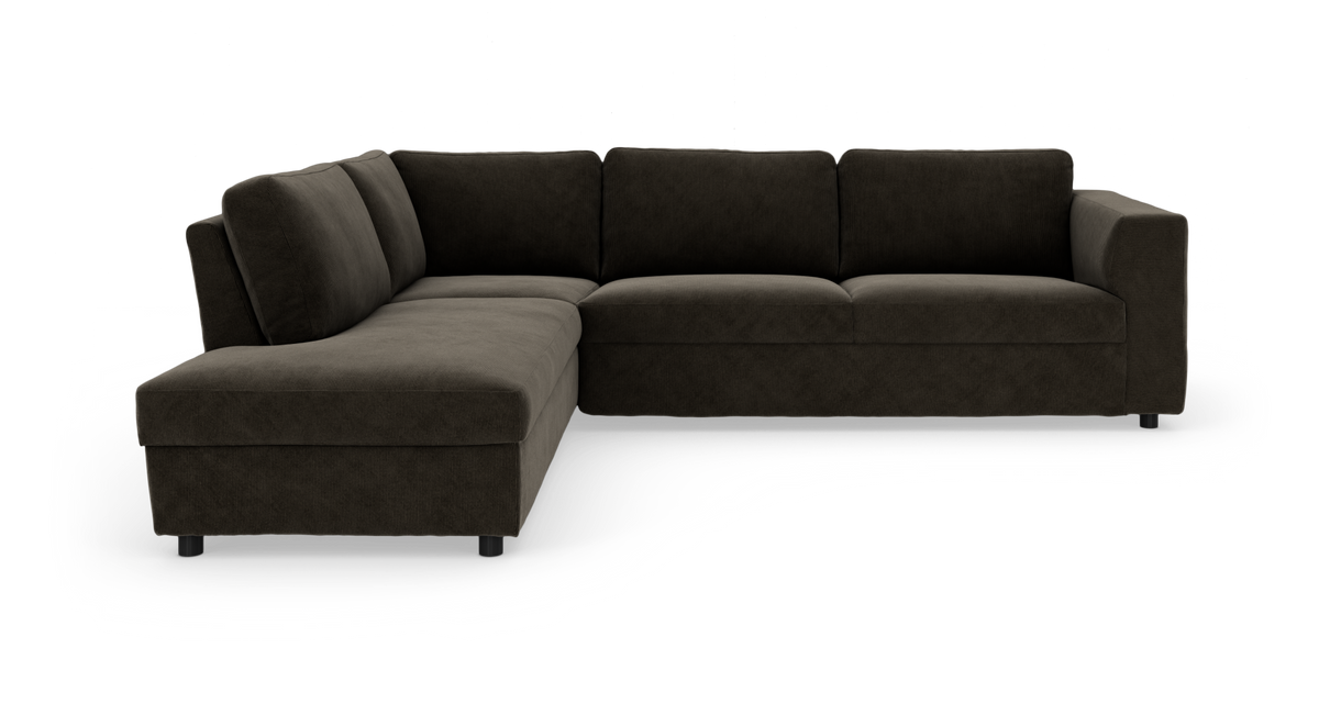 Mørkebrun L‑formet hjørnesofa med venstre chaiselong, frilagt på hvid baggrund.