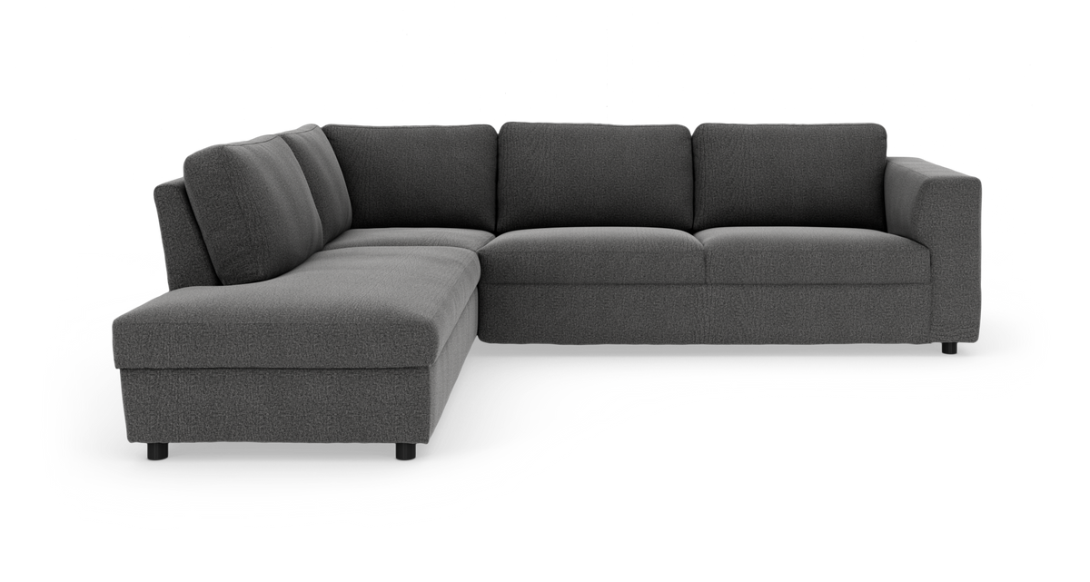 Mørkegrå hjørnesofa i stof med venstrevendt chaiselong, frilagt på hvid baggrund.