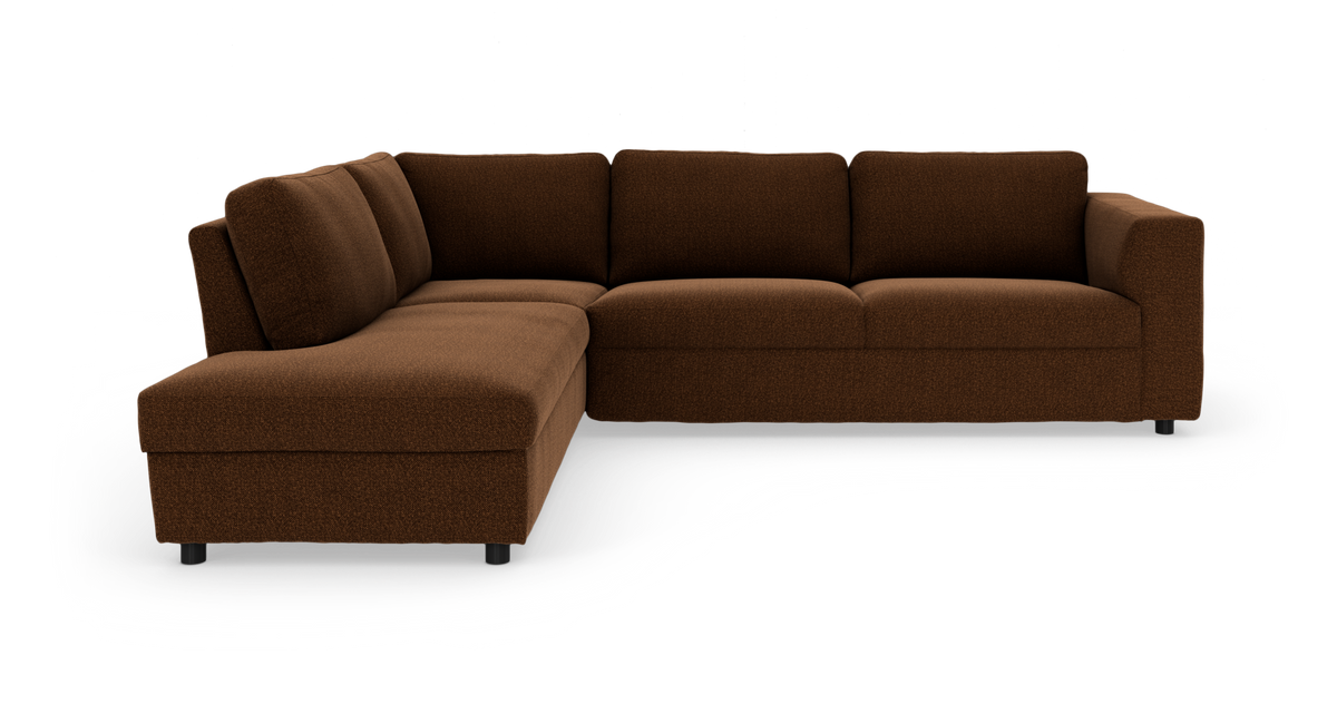 Brun L‑sofa med chaiselong til venstre, moderne polstret hjørnesofa på hvid baggrund.
