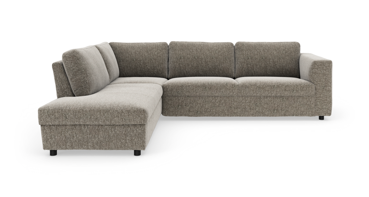 L-formet modulsofa i lysegrå-beige stof med chaiselong til venstre, fritstående mod hvid baggrund.