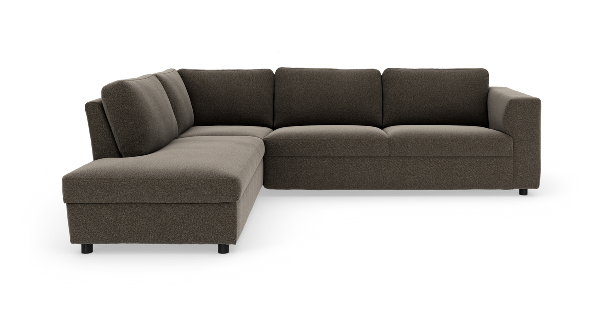 Mørkebrun L‑sofa med venstrevendt chaiselong, moderne og polstret, frilagt på hvid baggrund.