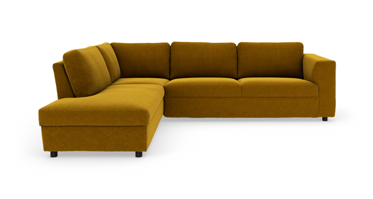Sennepsgul L‑sofa med chaiselong til venstre, moderne modulsofa frilagt på hvid baggrund.