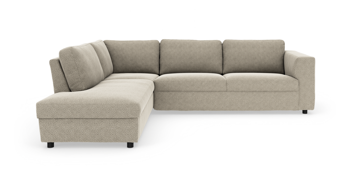 Beige L‑formet modulsofa med chaiselong til venstre i tekstureret stof, frilagt på hvid baggrund.