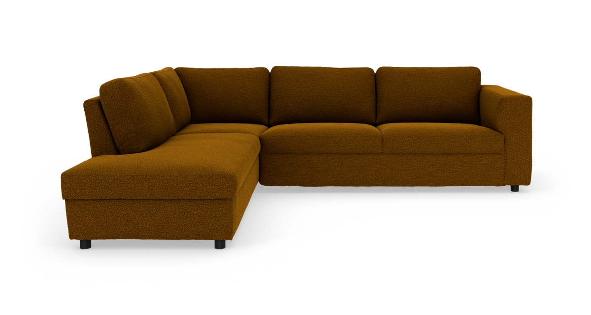 Hjørnesofa i sennepsgul/brun bouclé med venstrevendt chaiselong, moderne design, frilagt på hvid baggrund.