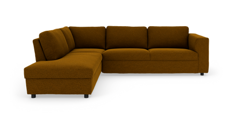 Hjørnesofa i sennepsgul/brun bouclé med venstrevendt chaiselong, moderne design, frilagt på hvid baggrund.