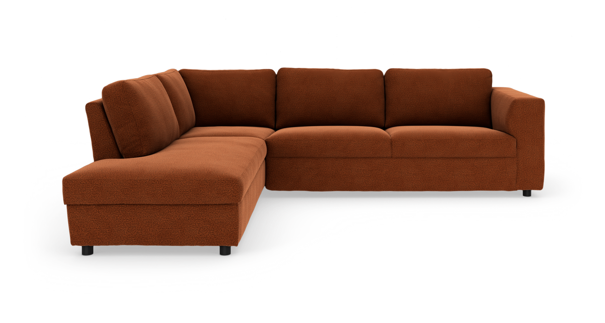 Modulær hjørnesofa med venstrevendt chaiselong i rust-rød stof, frilagt produktfoto.