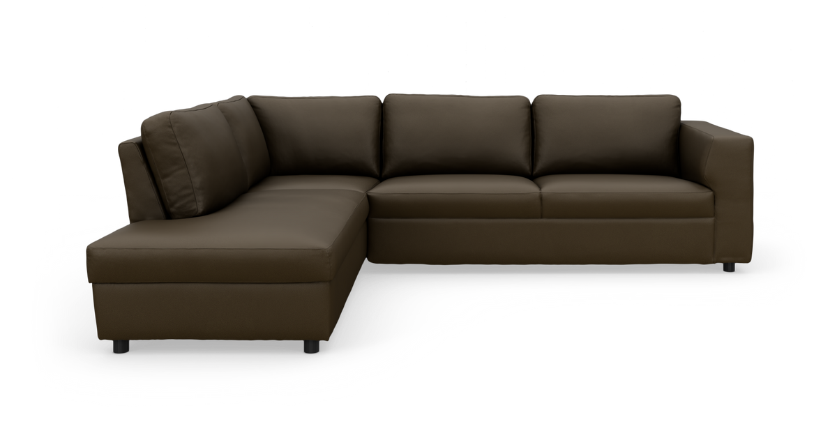 Mørkebrun L-formet hjørnesofa med chaiselong til venstre på hvid baggrund.