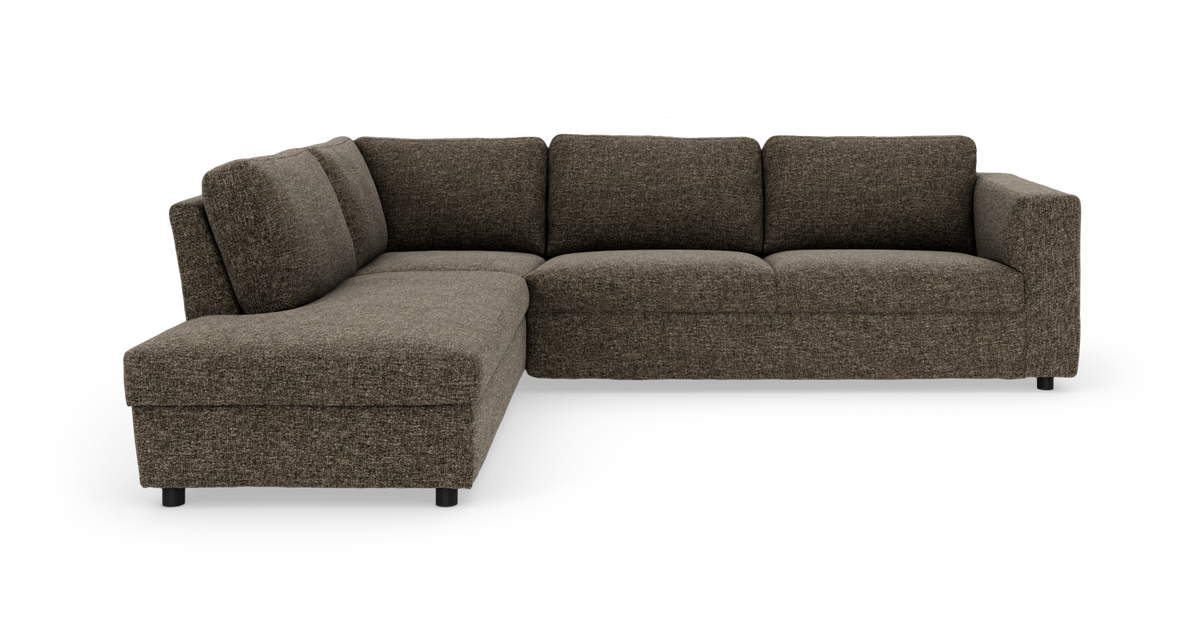 Brun L-formet modulsofa med chaiselong til venstre, kraftige sædehynder og lave sorte ben på hvid frilagt baggrund.
