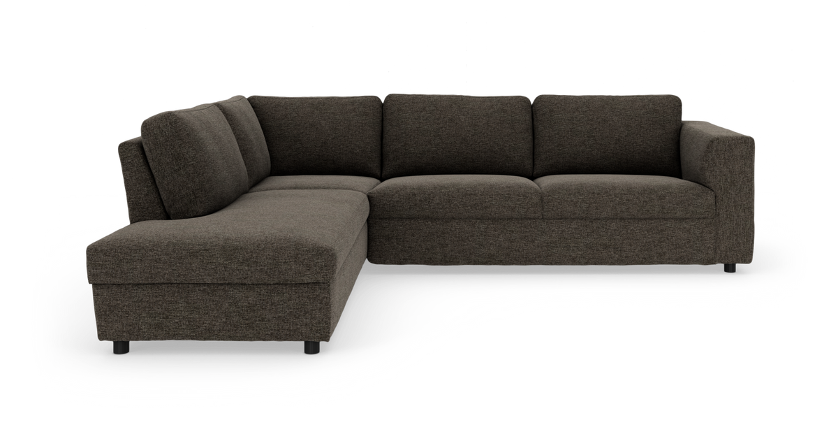 Mørkebrun L‑sofa med chaiselong til venstre, polstrede ryghynder og lave ben, frilagt på hvid baggrund.