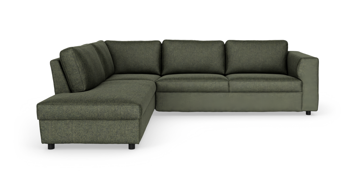 Hjørnesofa i mørk olivengrønt stof med venstrevendt chaiselong, moderne design på lave ben.