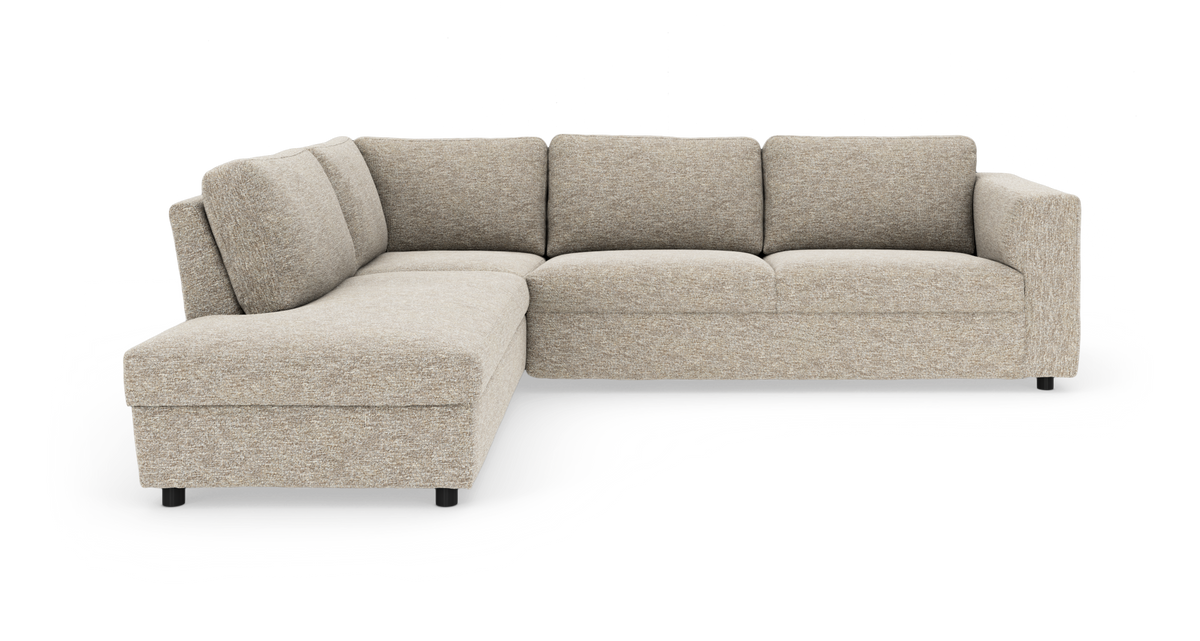 Beige L‑formet modulsofa med chaiselong til venstre og brede armlæn, frilagt på hvid baggrund.
