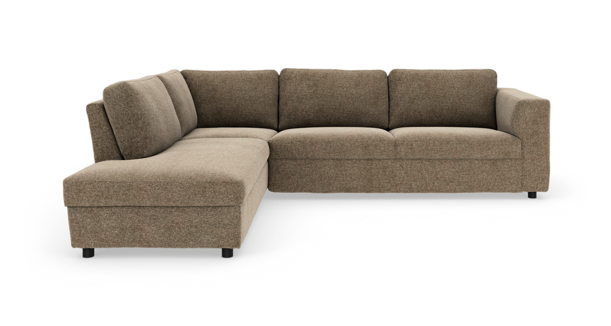 Brun L‑sofa med venstre chaiselong i stof, moderne og blød polstring.