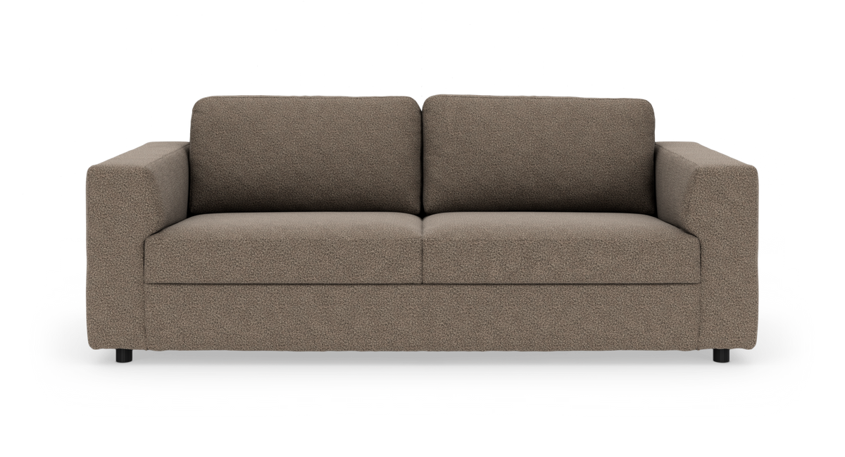Brun, moderne 3-personers sofa med lige armlæn, frontvisning på hvid baggrund.
