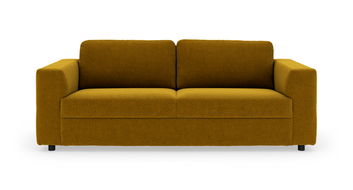 Sennepsgul 3-personers stofsofa set forfra på hvid baggrund.