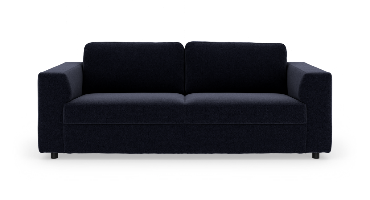 Mørkeblå 3-personers sofa med brede armlæn, frontvisning på hvid baggrund.