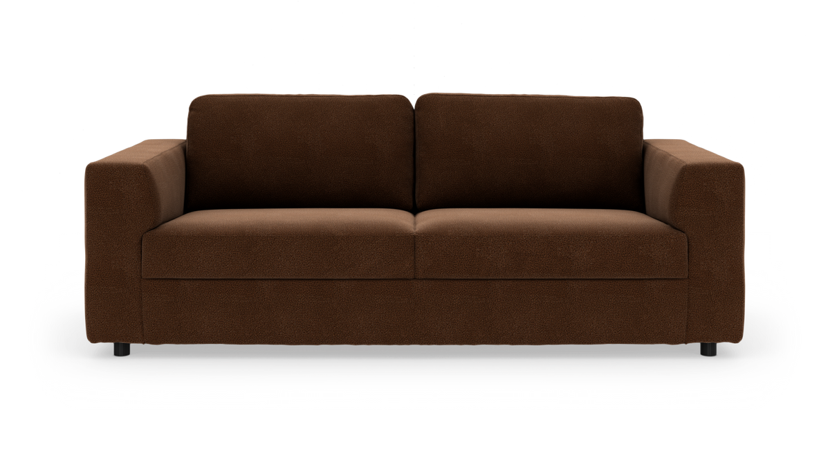 Brun to-personers sofa med lige armlæn, frontview mod hvid baggrund.