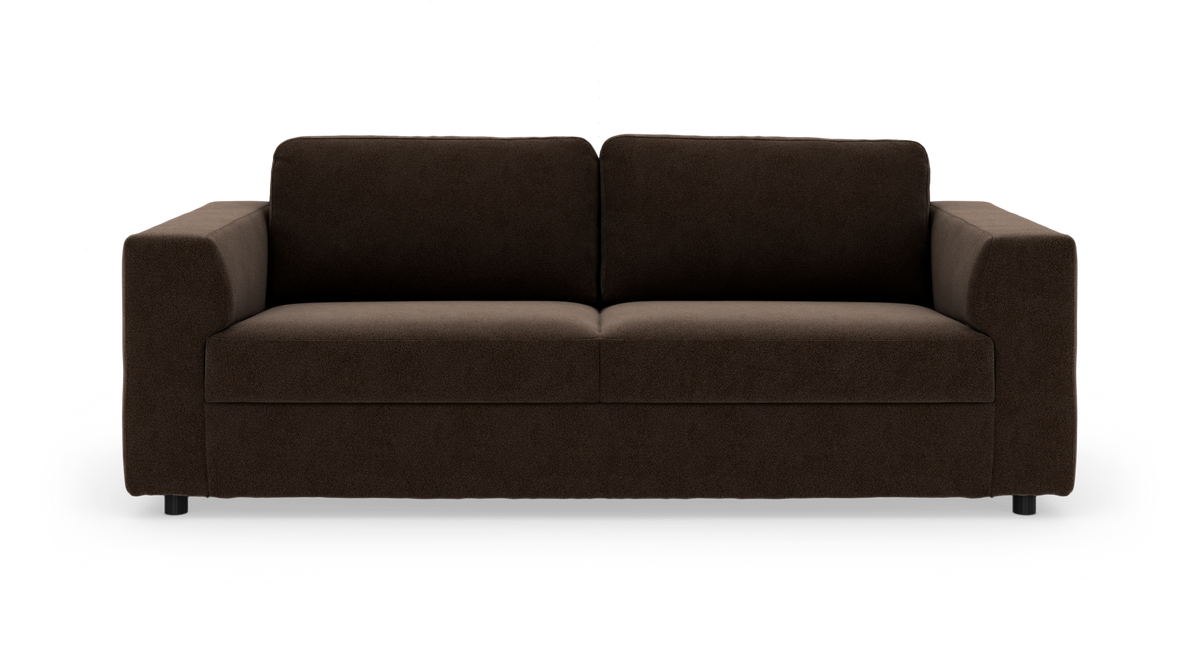 Mørkebrun stofsofa med brede armlæn i lige frontvisning, frilagt på hvid baggrund.
