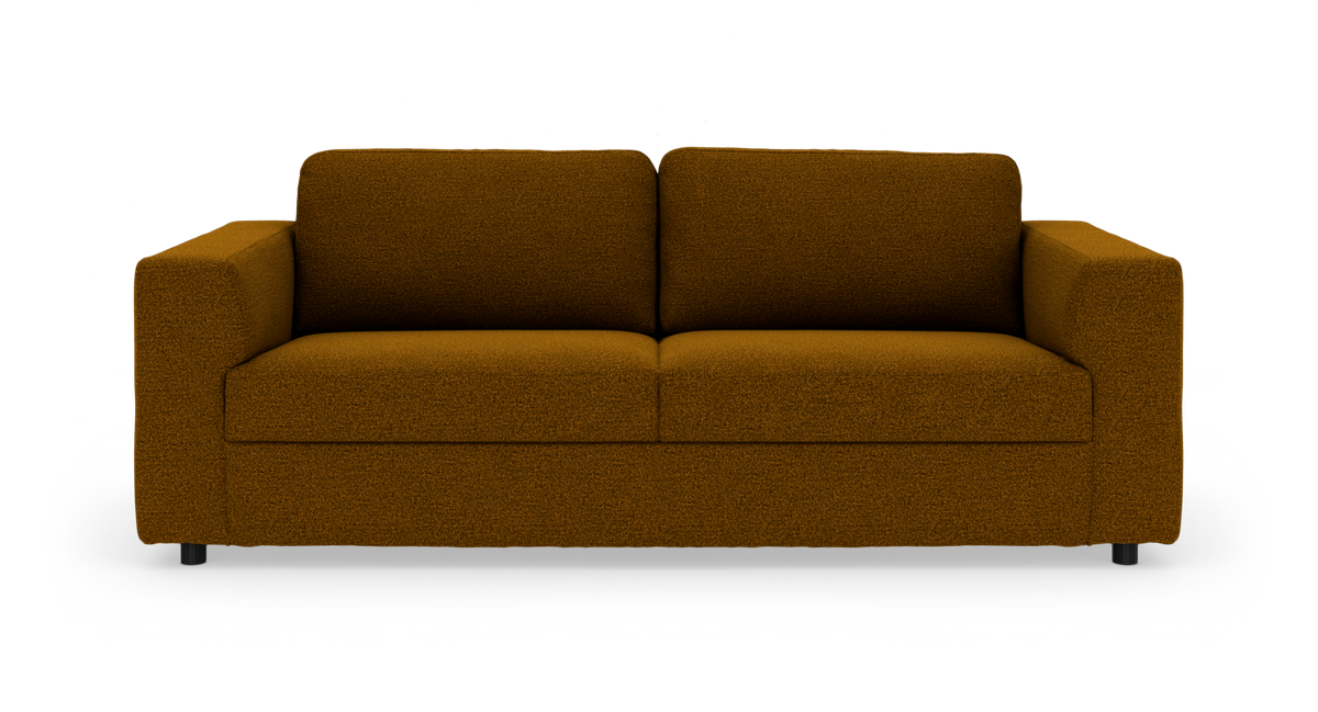 Mørk sennepsgul 2‑personers sofa i bouclé‑lignende stof med rette armlæn, frontview, frilagt på hvid baggrund.
