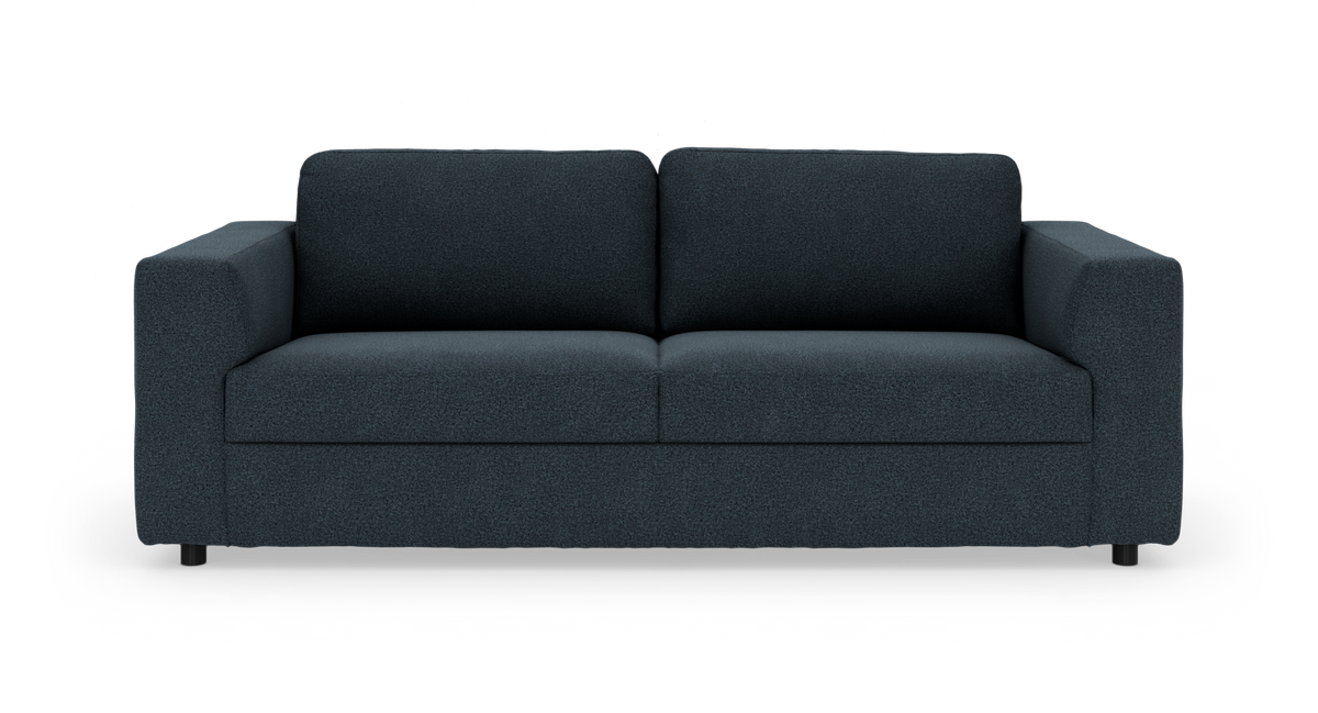 Mørkeblå, moderne 3-personers sofa med brede armlæn set forfra, frilagt mod hvid baggrund.