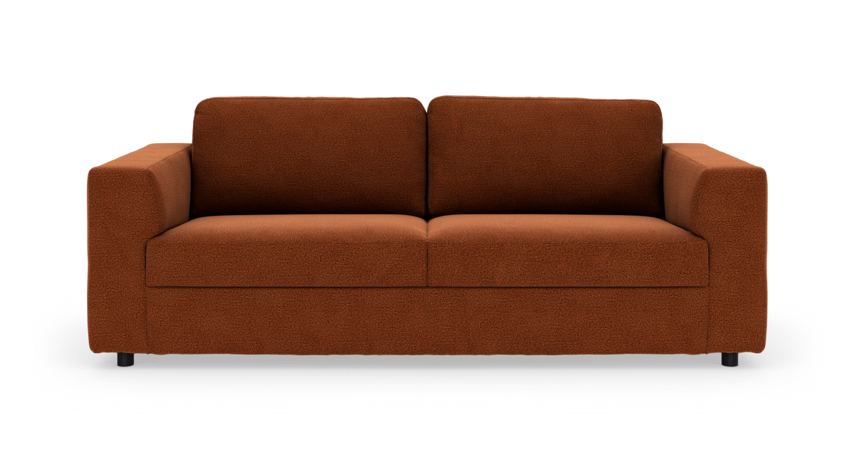 Rustrød stofsofa i modern stil, frontvisning på hvid baggrund.