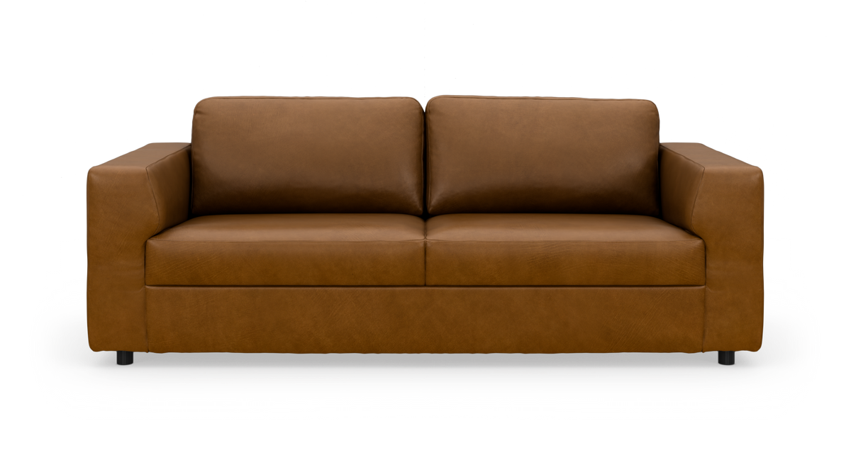 Brun lædersofa med lige armlæn, to sædehynder og to ryghynder, fotograferet forfra på hvid baggrund.