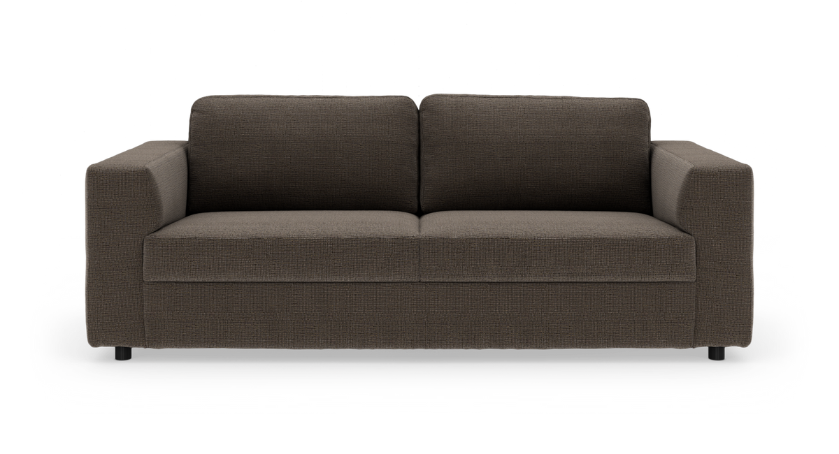 Mørkebrun 3-pers. sofa med brede armlæn set forfra, isoleret på hvid baggrund.