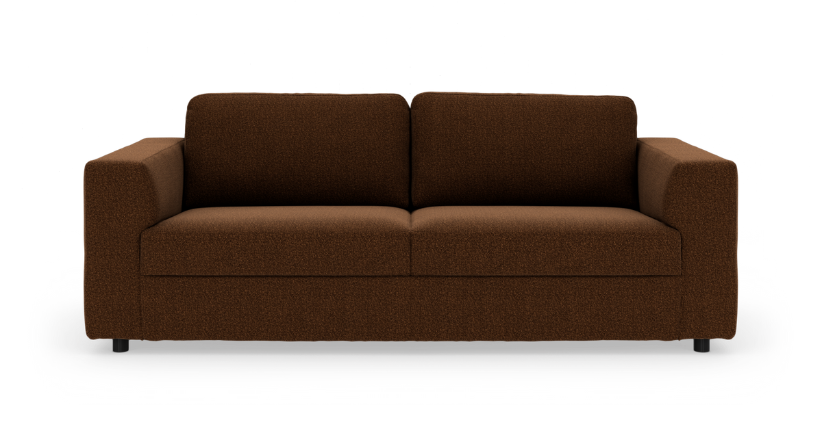 Brun stofsofa med rette armlæn, frilagt på hvid baggrund i frontvisning.