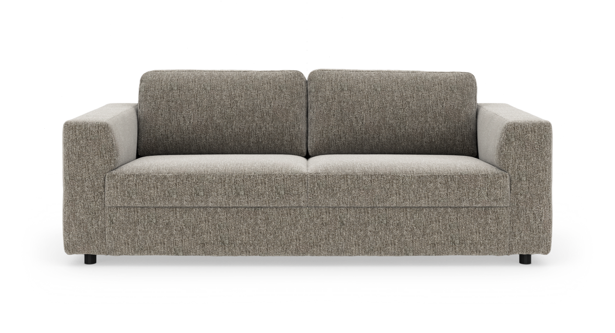 Moderne 3-personers sofa i grå‑beige stof med lige armlæn og lave sorte ben, frilagt på hvid baggrund.