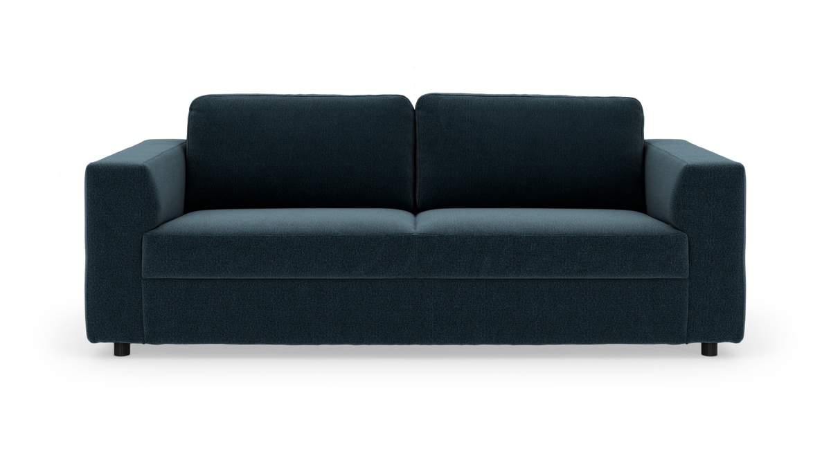 Mørk petroleumsblå tredelt stofsofa med brede armlæn, set lige forfra mod hvid baggrund.