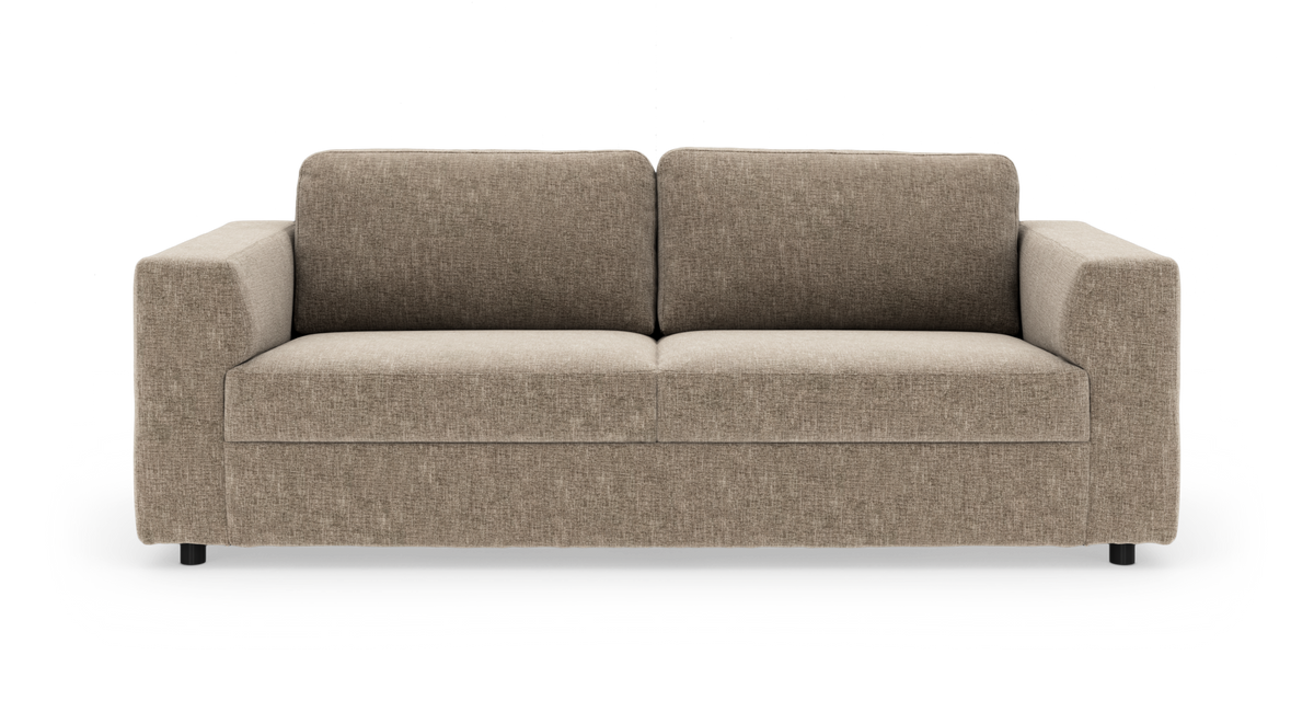 Beige stofsofa med to sædehynder og brede armlæn, fritlagt frontvisning.