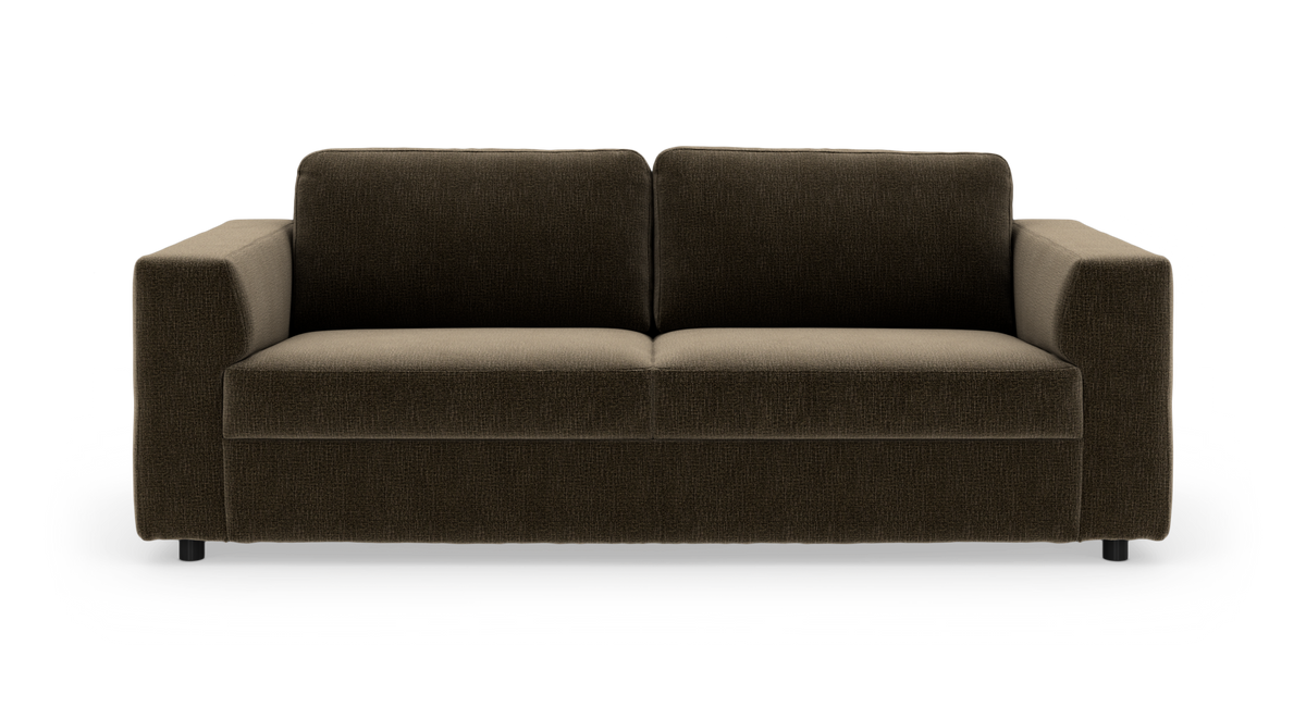 Mørkebrun 2-personers sofa med brede armlæn og rene linjer, set direkte forfra.
