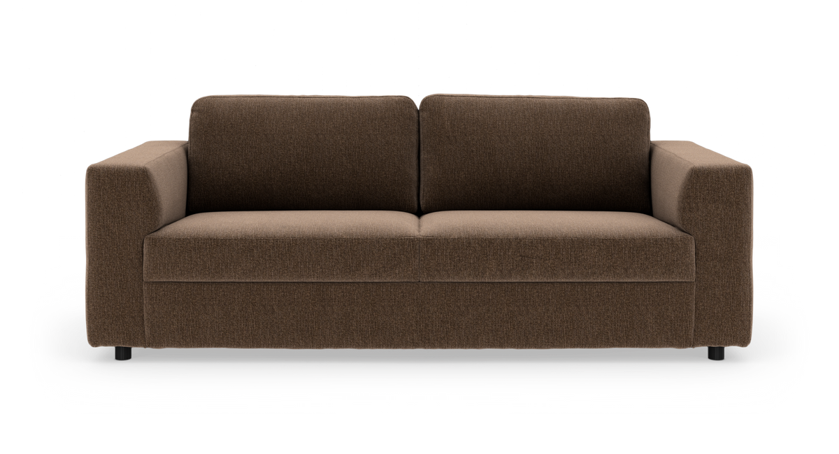 Brun stofsofa med lige armlæn og to ryghynder, frilagt på hvid baggrund.