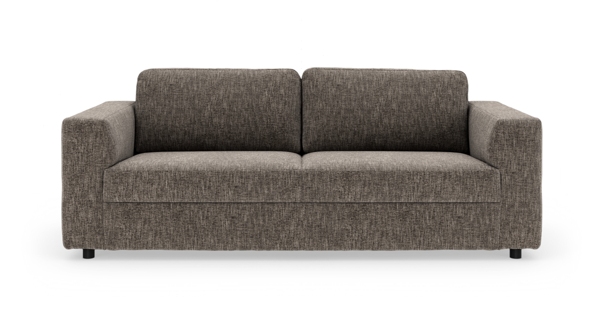 Brungrå stofsofa med lige armlæn, fritlagt på hvid baggrund.