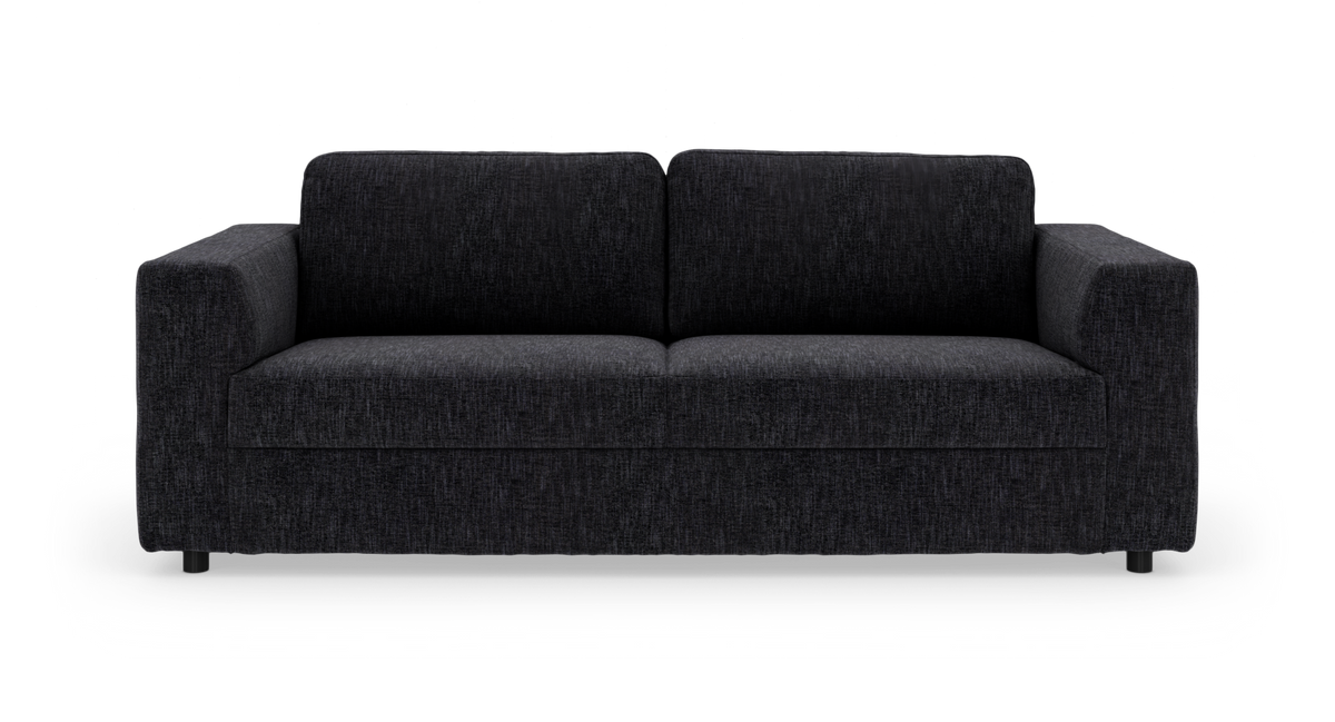 Moderne sofa i mørkegråt tekstil med brede armlæn og to ryghynder, frilagt på hvid baggrund.