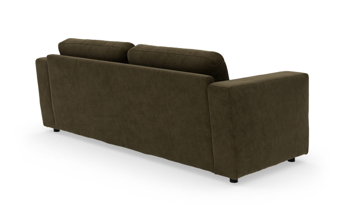 Mørkegrøn stofsofa med rette armlæn, set skråt bagfra på frilagt hvid baggrund.
