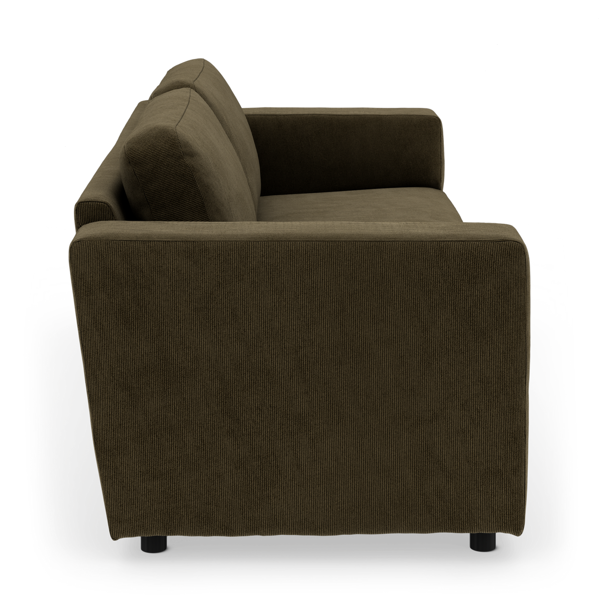 Olivengrøn sofa i cordfløjl set fra siden, frilagt på hvid baggrund.