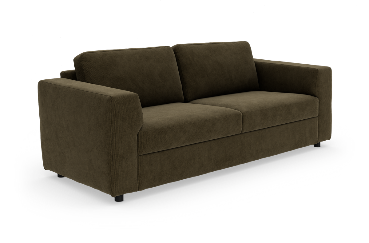Mørk olivengrøn 3‑personers sofa i fløjl/cord med brede, lige armlæn, frilagt på hvid baggrund.