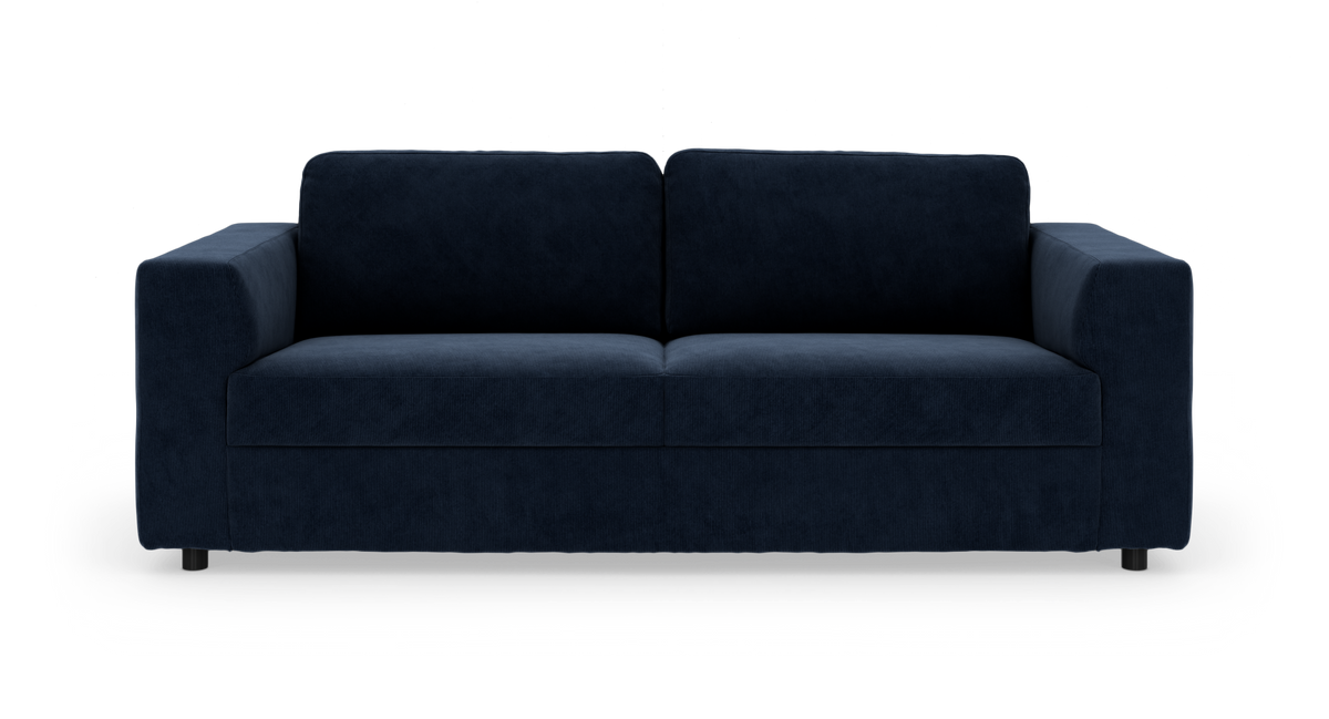 Mørkeblå stofsofa med lige armlæn og to ryghynder, fritlagt på hvid baggrund, set forfra.