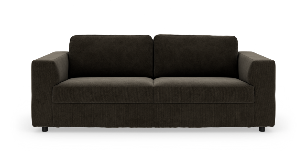Mørkebrun cordfløjlsofa med moderne, firkantet design, frilagt på hvid baggrund.