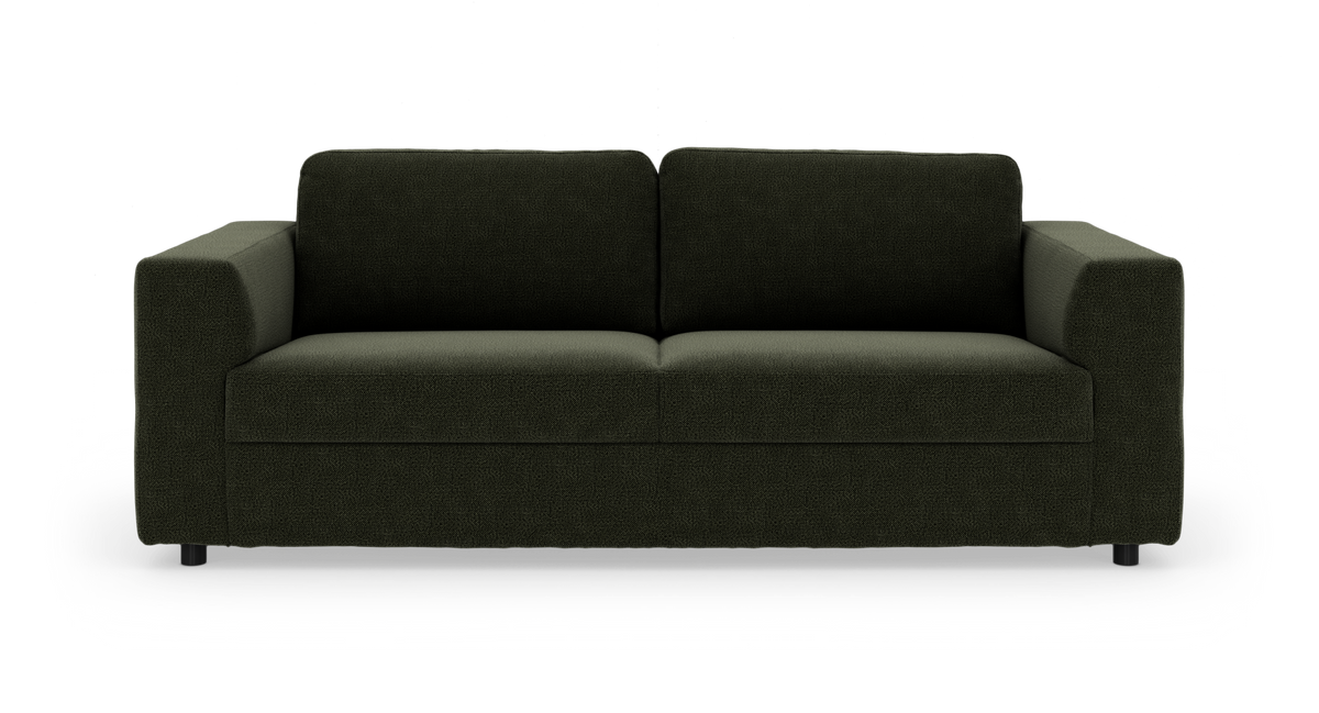 Mørkegrøn 3-personers sofa med brede armlæn, frontvisning, frilagt på hvid baggrund.